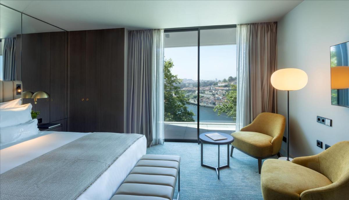Uma cama ou camas num quarto em Altis Porto Hotel