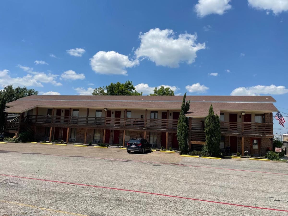 Granbury Inn and Suites - Housity