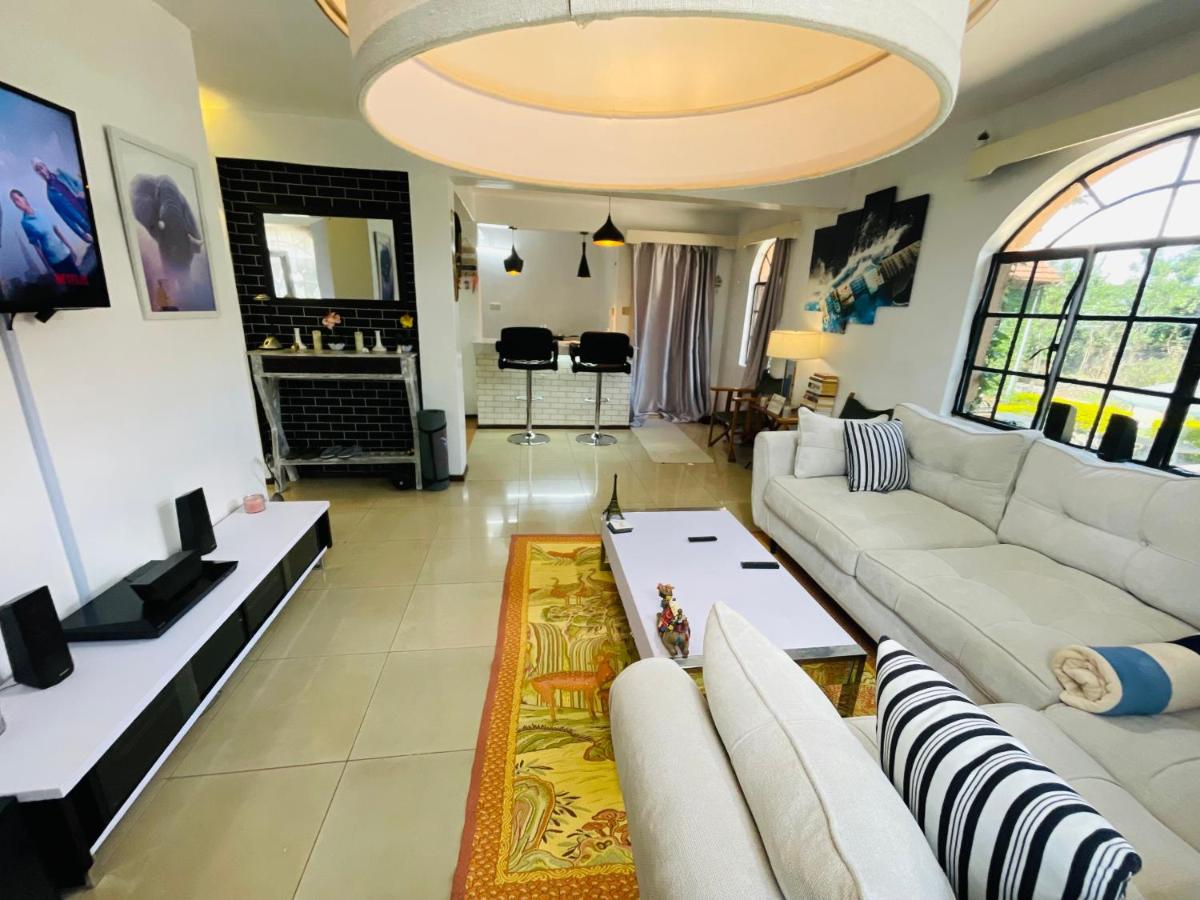 Suitetrails - Modern Luxe Apartment with King Bed in Karen
