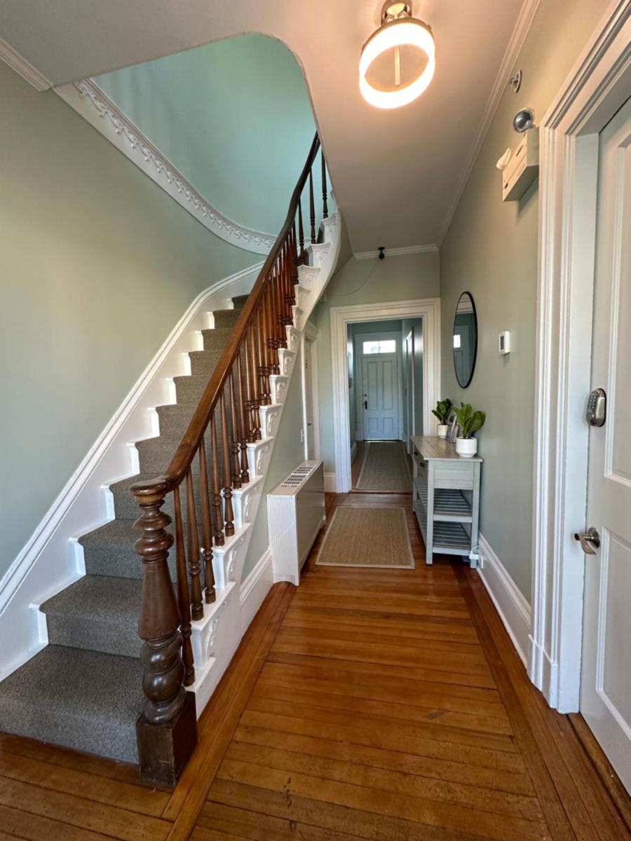 Entire Charming Victorian Home Downtown Newport - Housity
