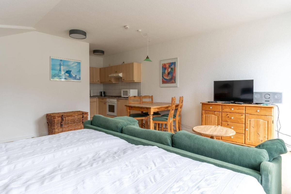 Fewo-19-Residenz-Duenenstrasse-in-Binz-Balkon-Strandnah-mit-TG-Stellplatz-1-Raum-Apartment - Housity