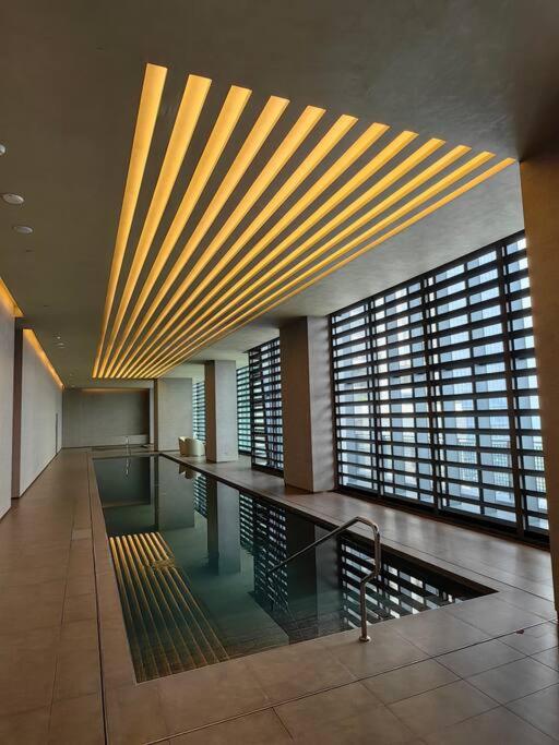 Luxury Oasis in Makati with Balcony - Housity