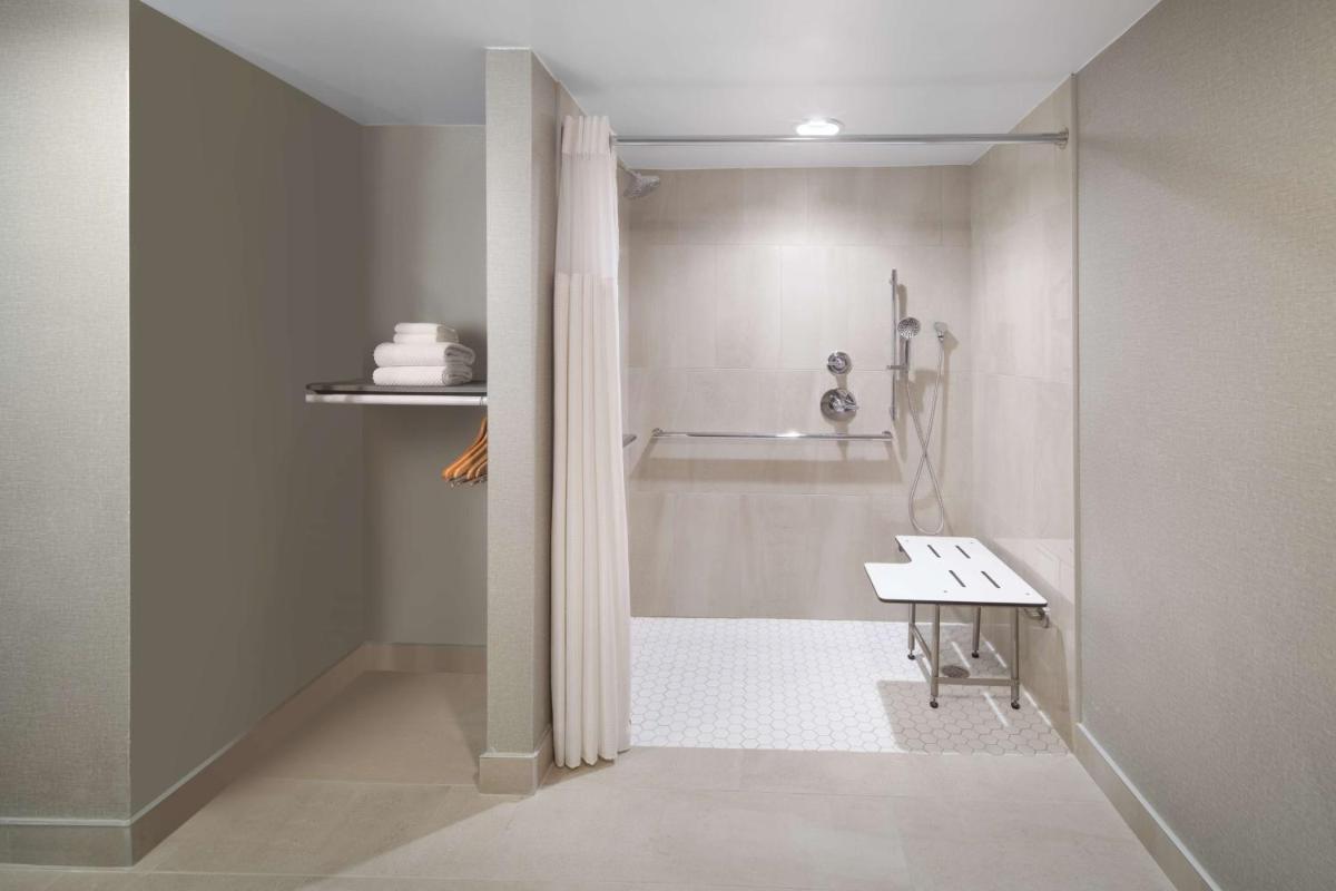 DoubleTree by Hilton Austin - Housity
