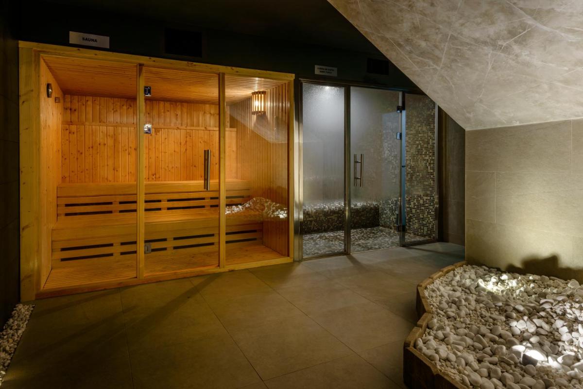 Habitación grande con sauna en una casa en Oroel Hotel & SPA, en Jaca