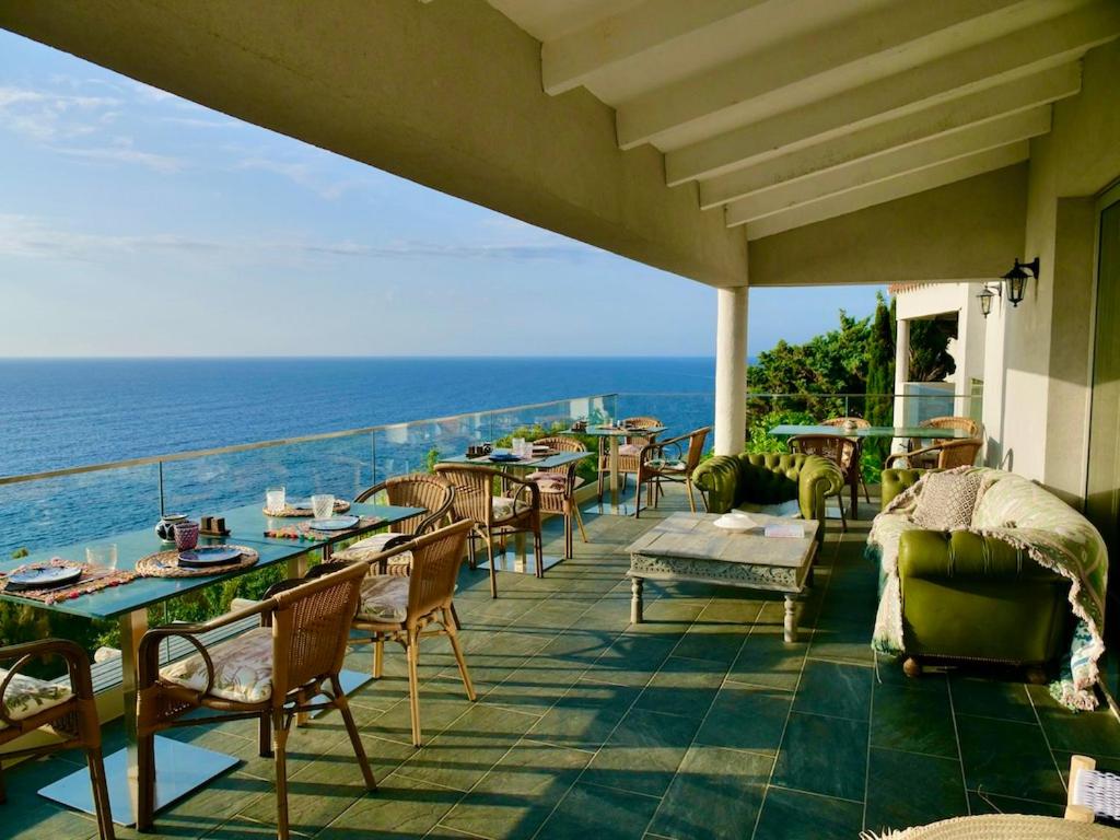 une terrasse avec des tables et des chaises et l'océan dans l'établissement Hotel Minera, à Monticello