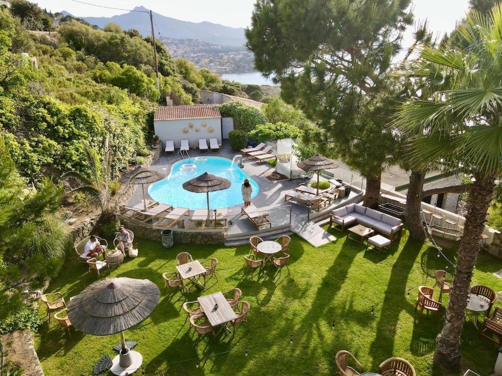 vue aérienne d'une piscine avec tables et chaises dans l'établissement Hotel Minera, à Monticello