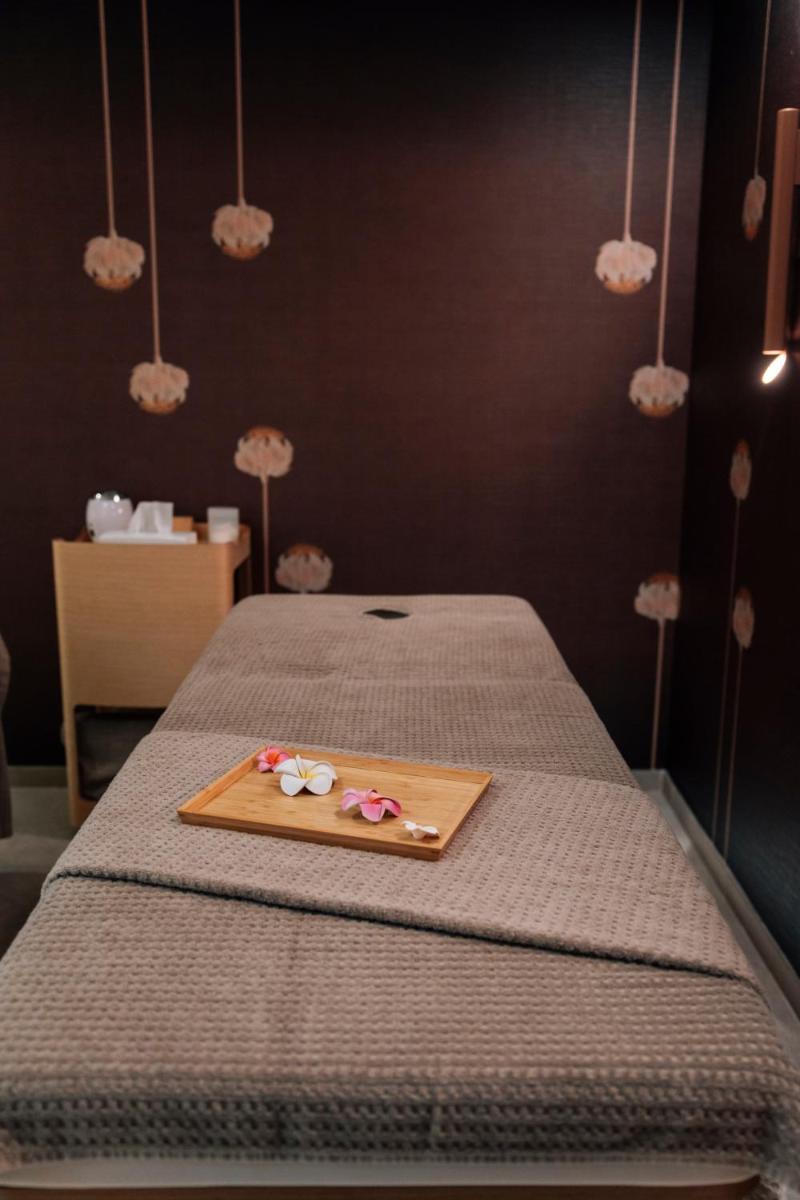 - un lit avec un plateau en bois et des fleurs dans l'établissement Hôtel-Spa Ô Rouge - Gevrey-Chambertin - Teritoria, à Gevrey-Chambertin 25 autres photos