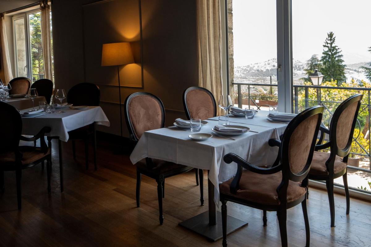 Un restaurante o sitio para comer en Hotel Hita "Nature Experience" for all