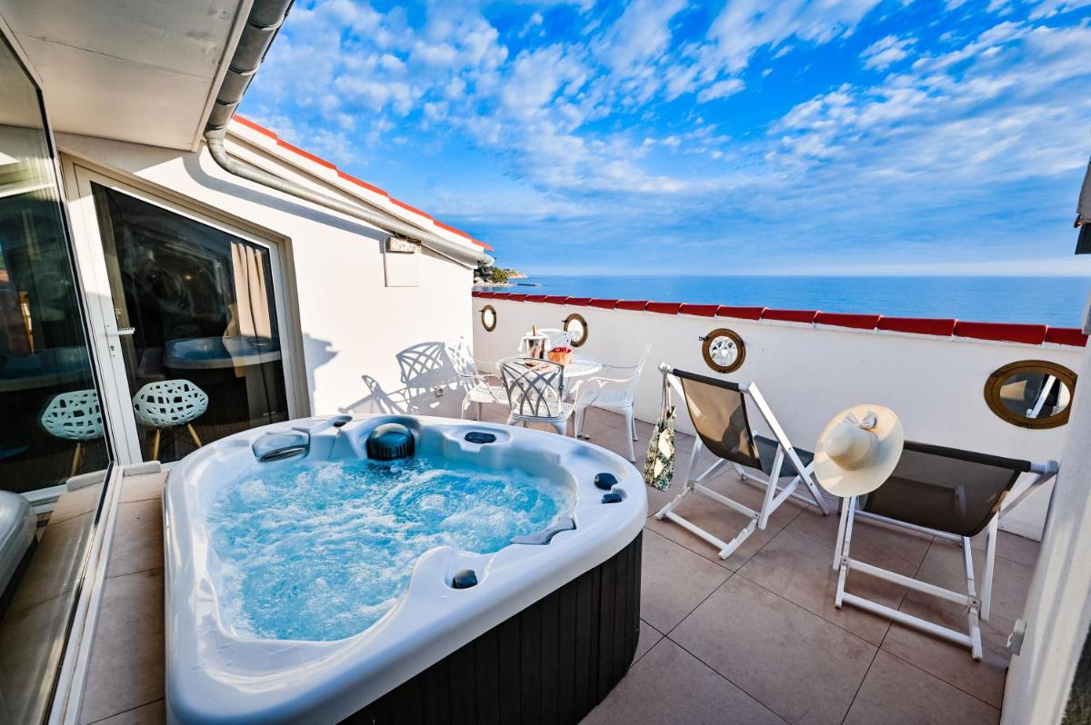 Vue générale sur la mer ou vue sur la mer prise depuis l'hôtel