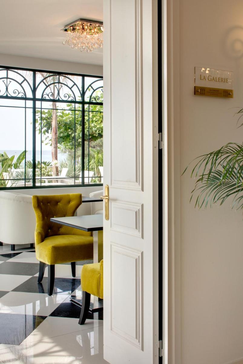 Coin salon dans l'établissement Grand Hotel Des Sablettes Plage, Curio Collection By Hilton