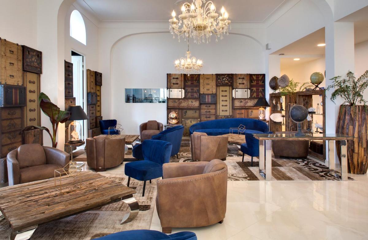 Coin salon dans l'établissement Grand Hotel Des Sablettes Plage, Curio Collection By Hilton