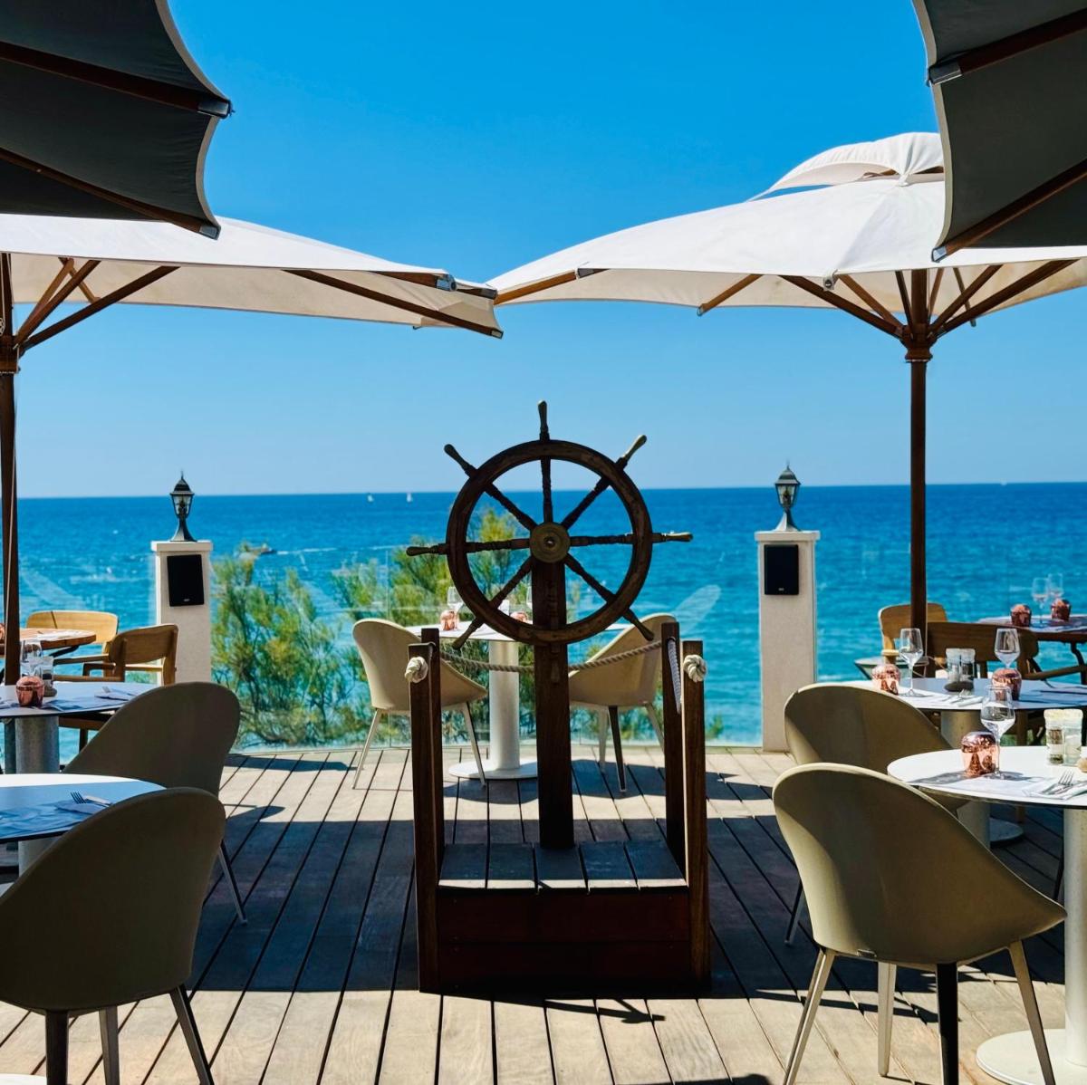 Vue générale sur la mer ou vue sur la mer prise depuis l'hôtel