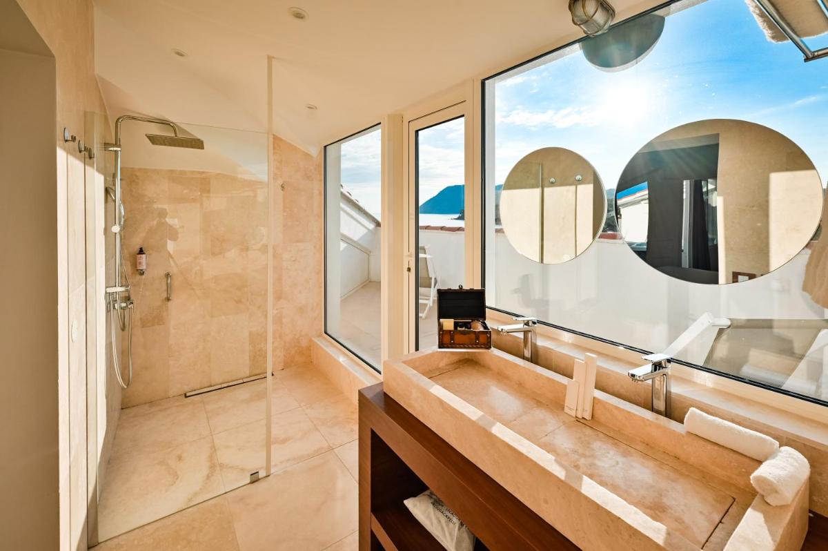 Salle de bains dans l'établissement Grand Hotel Des Sablettes Plage, Curio Collection By Hilton