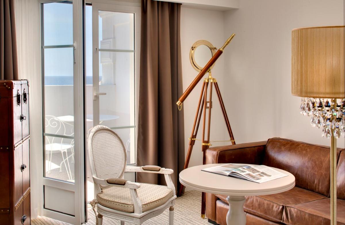 Coin salon dans l'établissement Grand Hotel Des Sablettes Plage, Curio Collection By Hilton