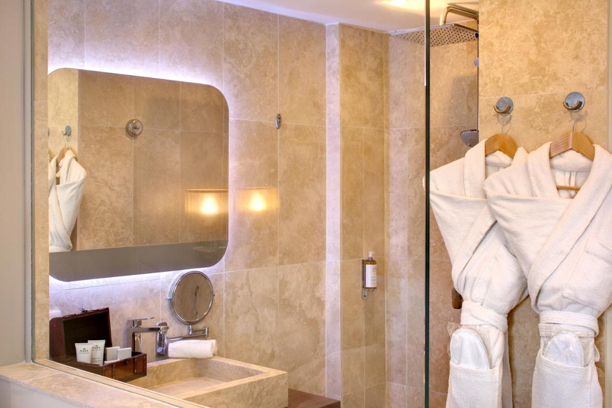 Salle de bains dans l'établissement Grand Hotel Des Sablettes Plage, Curio Collection By Hilton