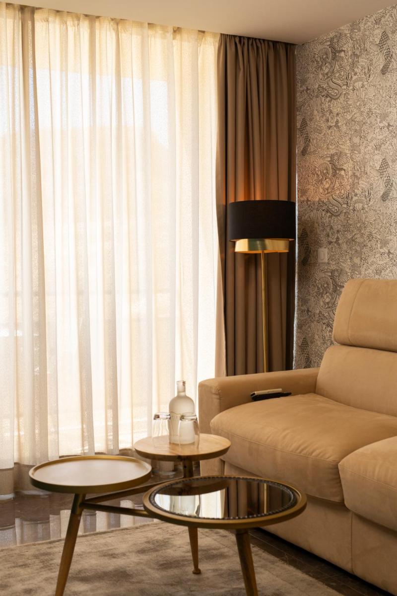 Coin salon dans l'établissement Hotel La Pietra Restaurant & Spa