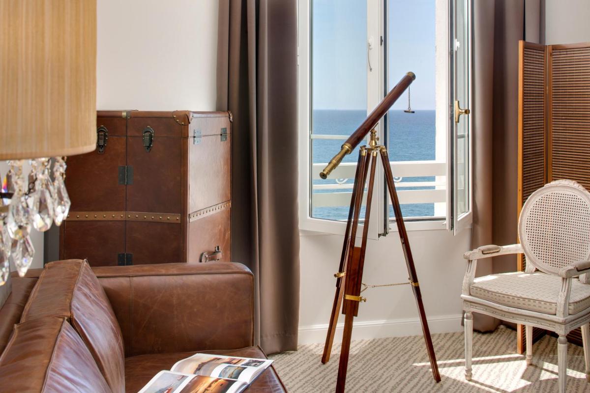 Coin salon dans l'établissement Grand Hotel Des Sablettes Plage, Curio Collection By Hilton