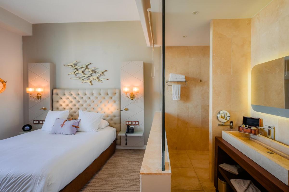 Un ou plusieurs lits dans un hébergement de l'établissement Grand Hotel Des Sablettes Plage, Curio Collection By Hilton