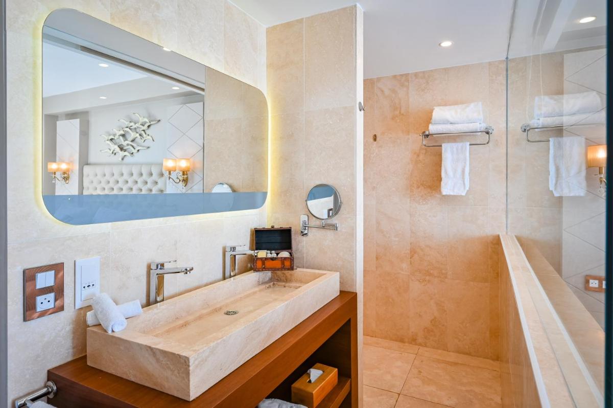 Salle de bains dans l'établissement Grand Hotel Des Sablettes Plage, Curio Collection By Hilton
