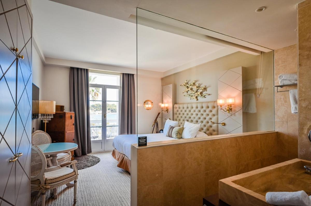 Coin salon dans l'établissement Grand Hotel Des Sablettes Plage, Curio Collection By Hilton