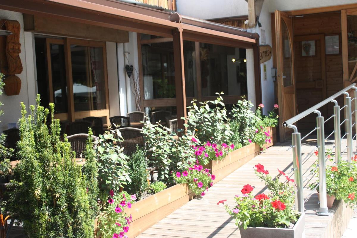 Jardin de l'établissement Logis Hotel Gai Soleil