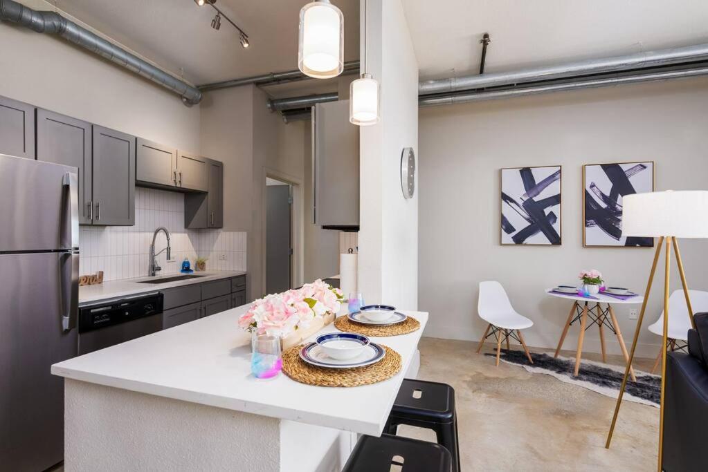 407StudioHighRise1FreeParkingRiverwalkChildrensHospitalDowntown - Housity