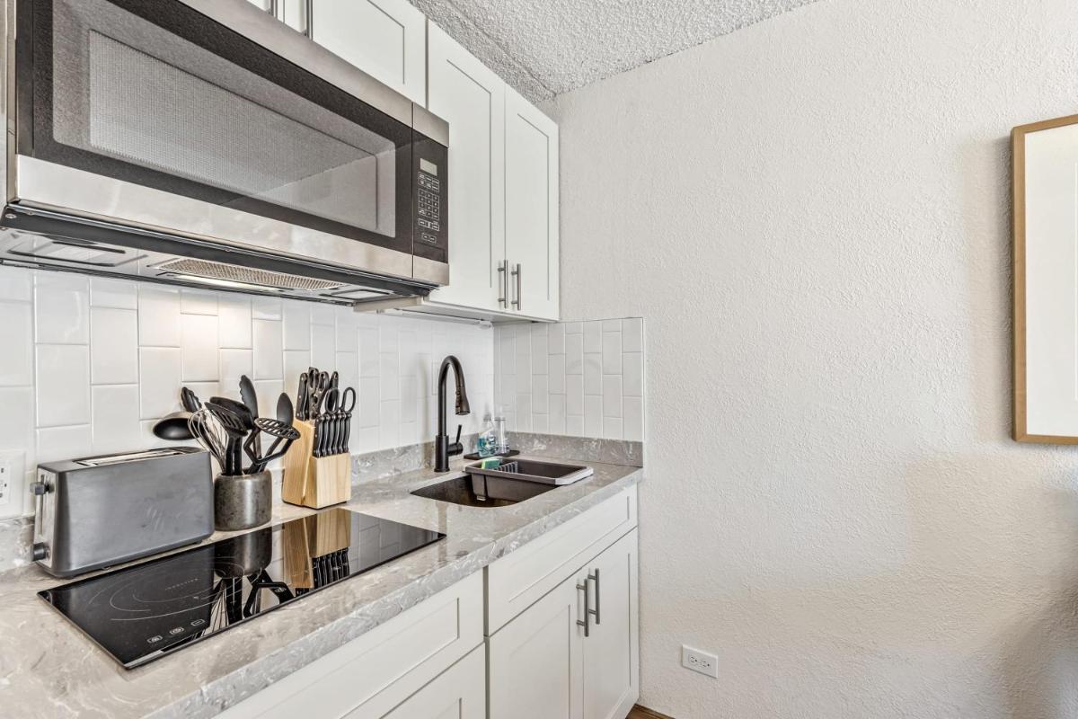 Newly renovated island Studio 1 block from beach - Housity