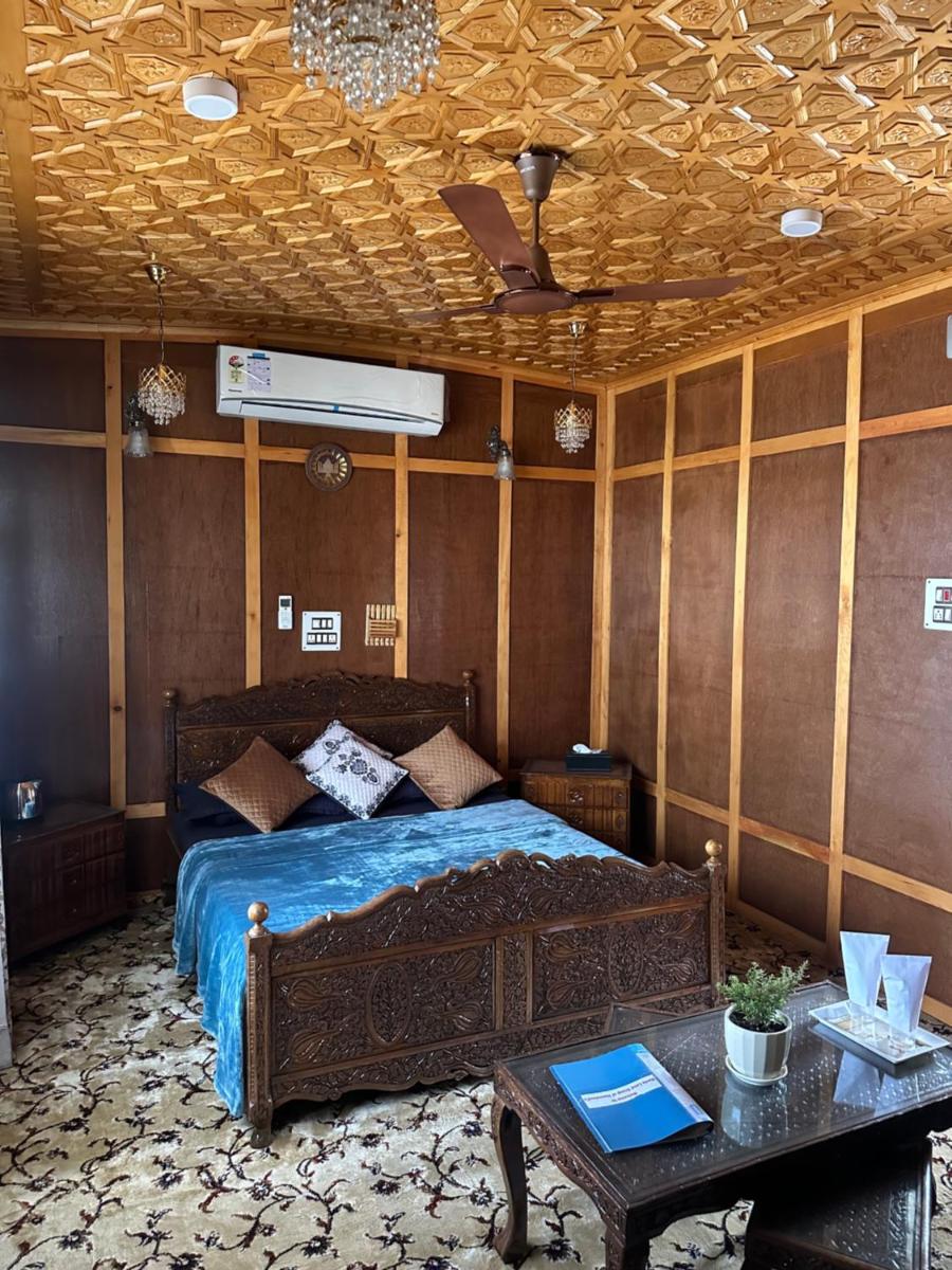Movie land group of house boats - Housity