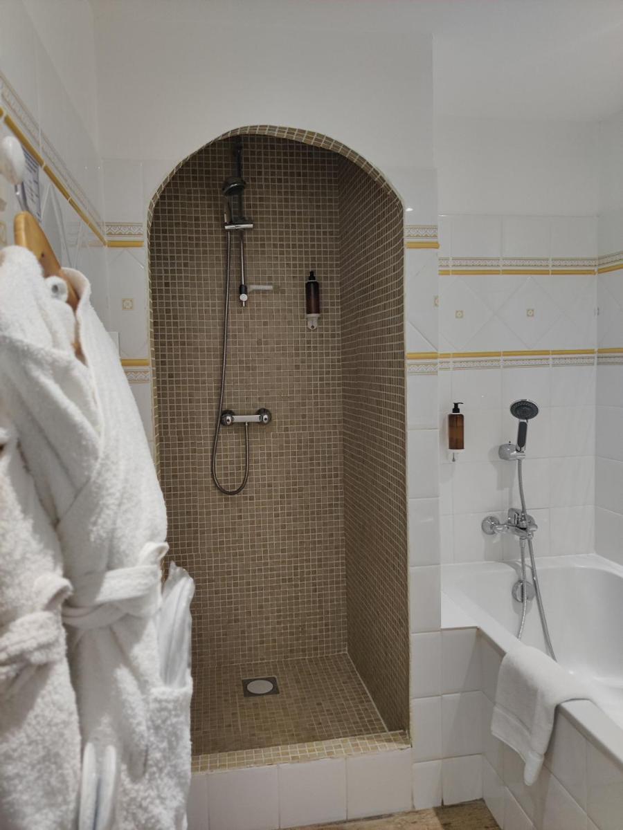 Salle de bains dans l'établissement Le Roc E Fiori Hotel - Teritoria