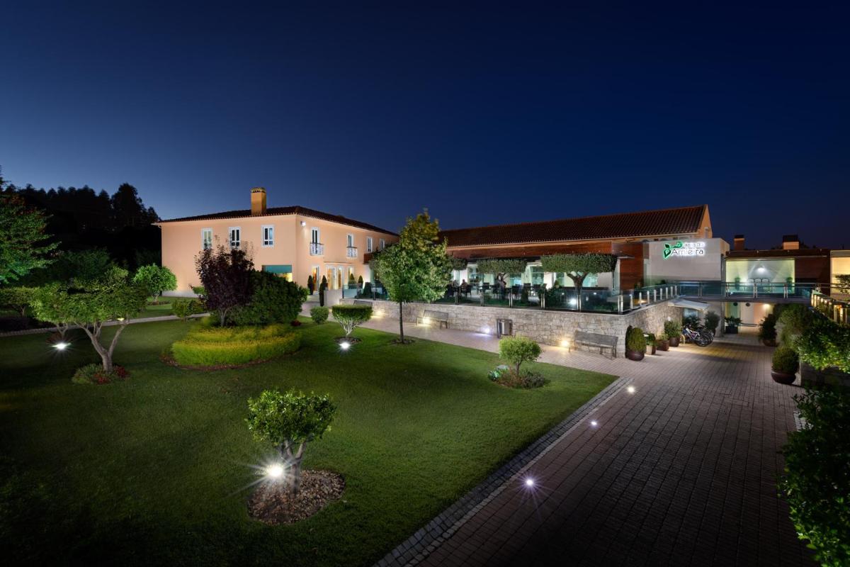 Um jardim no exterior de Hotel de Charme Casa da Amieira