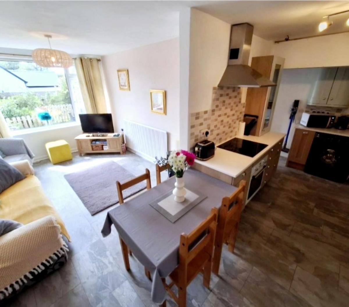Beautiful 2 bedroom annexe in popular town location - Housity