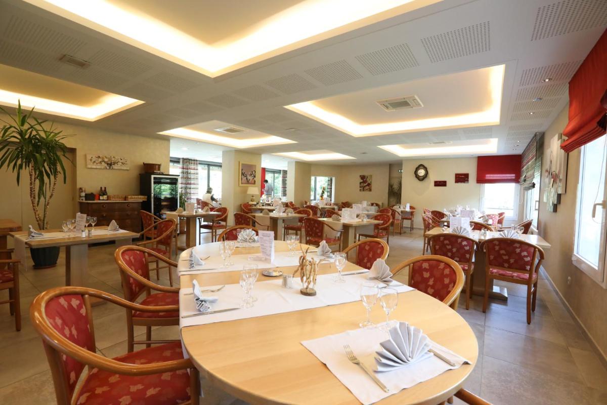 Coin salon dans l'établissement Logis Hotel Spa Restaurant Le Provence