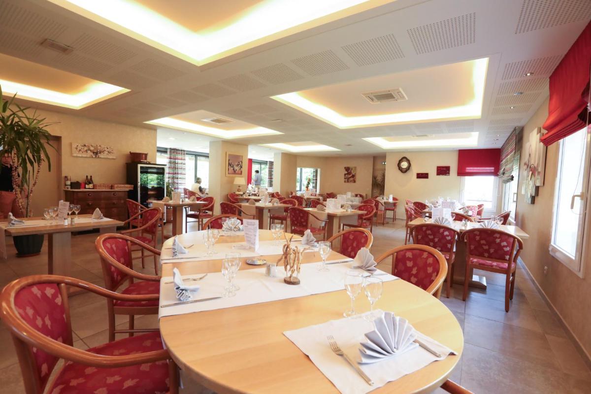 Coin salon dans l'établissement Logis Hotel Spa Restaurant Le Provence