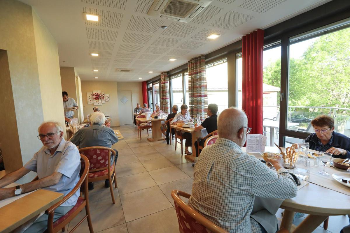 Restaurant ou autre lieu de restauration dans l'établissement Logis Hotel Spa Restaurant Le Provence