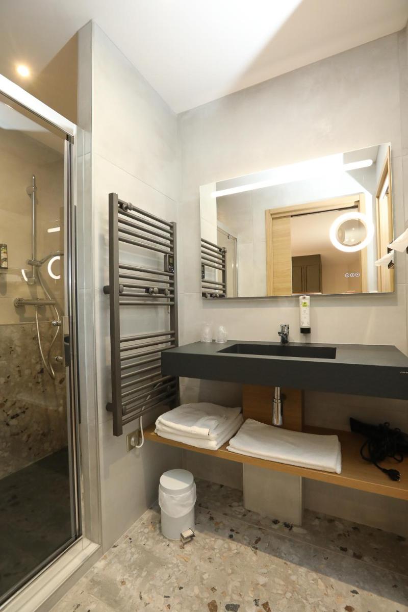 Salle de bains dans l'établissement Logis Hotel Spa Restaurant Le Provence