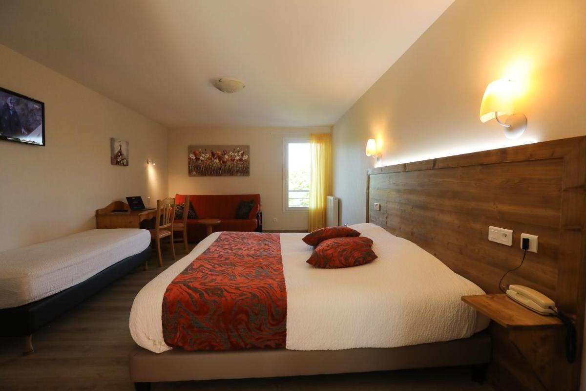 une chambre d'hôtel avec un lit et un téléphone dans l'établissement Logis Hotel Spa Restaurant Le Provence, à Lanarce