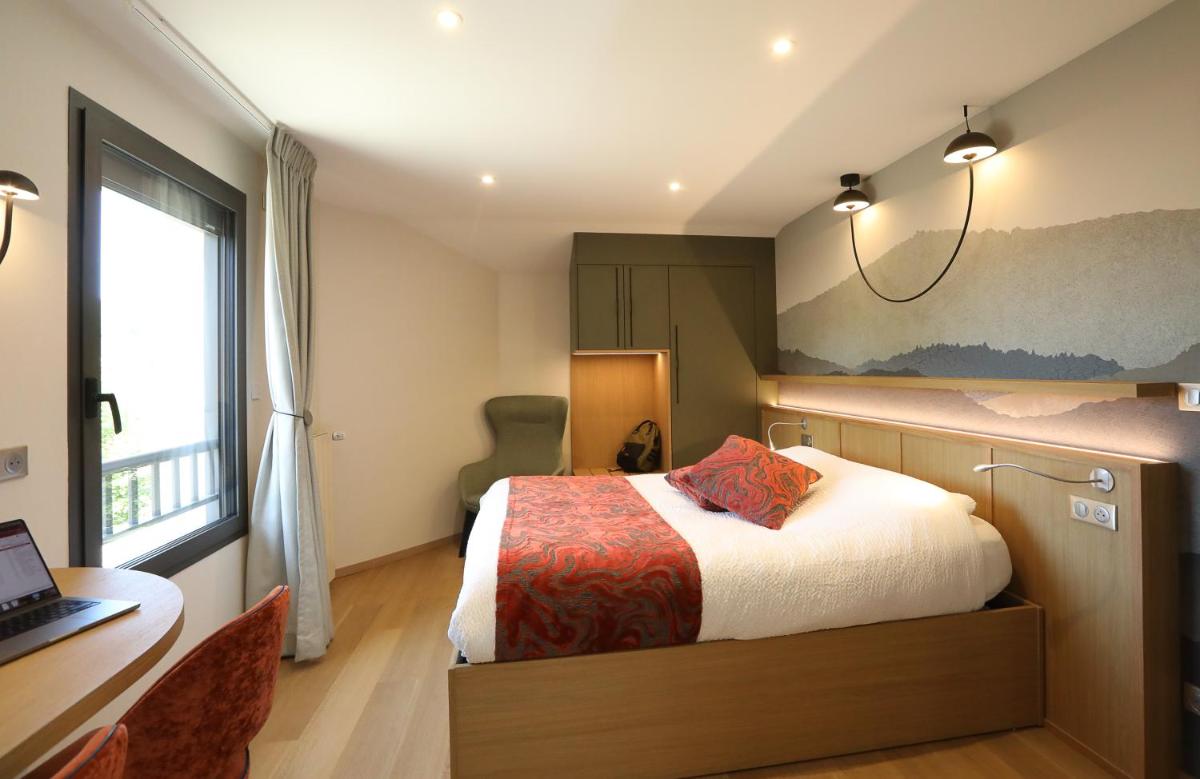 Un ou plusieurs lits dans un hébergement de l'établissement Logis Hotel Spa Restaurant Le Provence