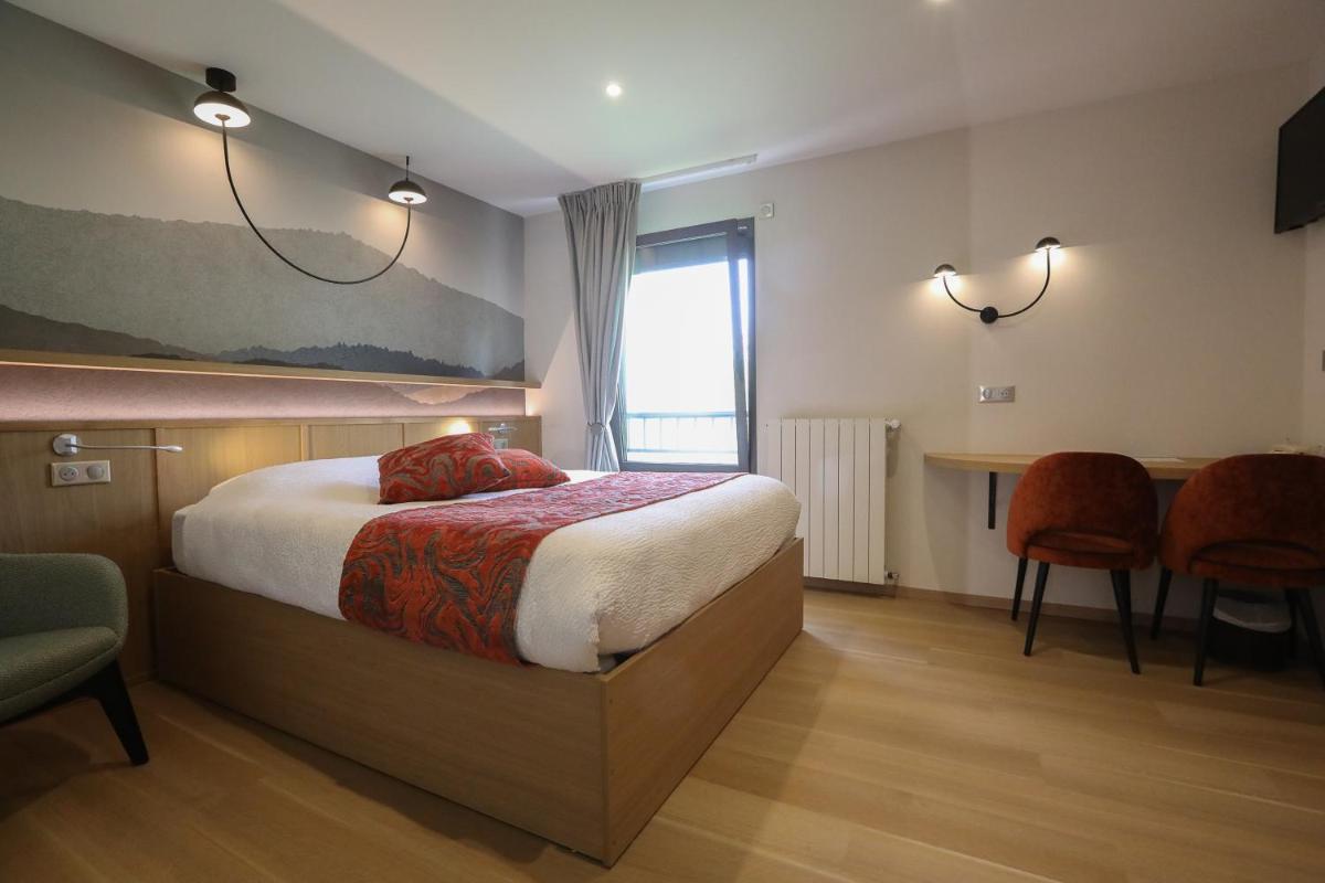 Un ou plusieurs lits dans un hébergement de l'établissement Logis Hotel Spa Restaurant Le Provence