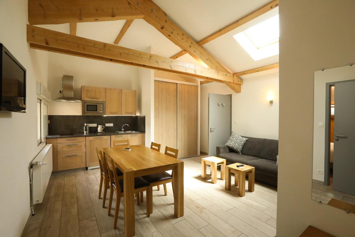 Cuisine ou kitchenette dans l'établissement Logis Hotel Spa Restaurant Le Provence