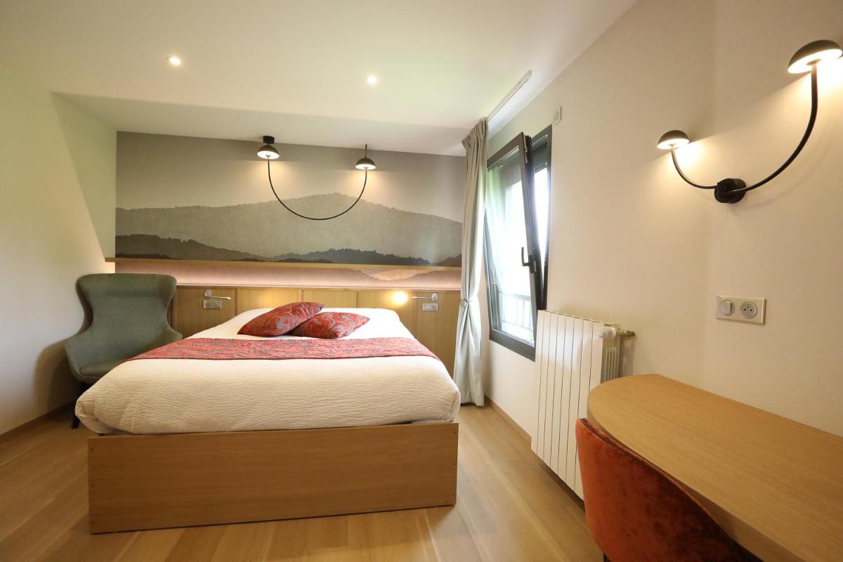 Un ou plusieurs lits dans un hébergement de l'établissement Logis Hotel Spa Restaurant Le Provence
