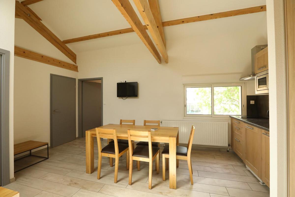 Télévision ou salle de divertissement dans l'établissement Logis Hotel Spa Restaurant Le Provence