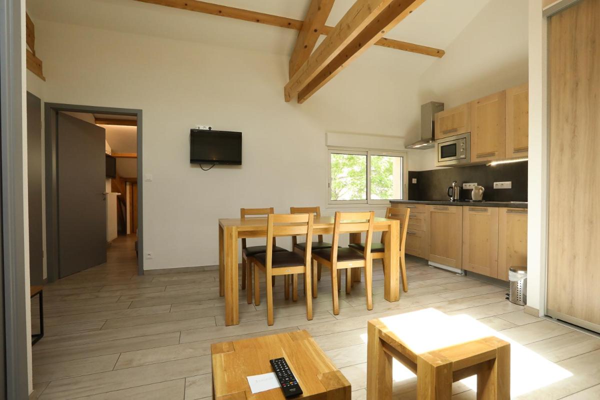 Cuisine ou kitchenette dans l'établissement Logis Hotel Spa Restaurant Le Provence
