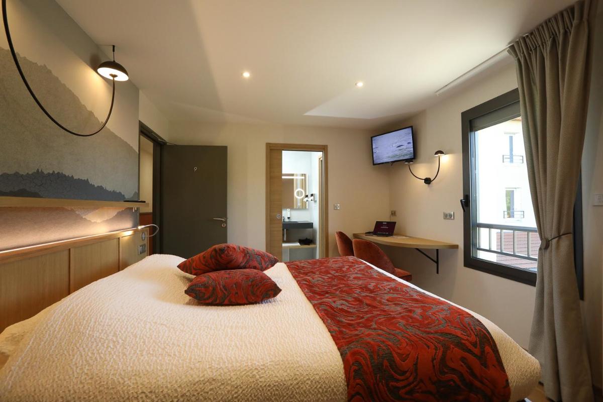 Un ou plusieurs lits dans un hébergement de l'établissement Logis Hotel Spa Restaurant Le Provence