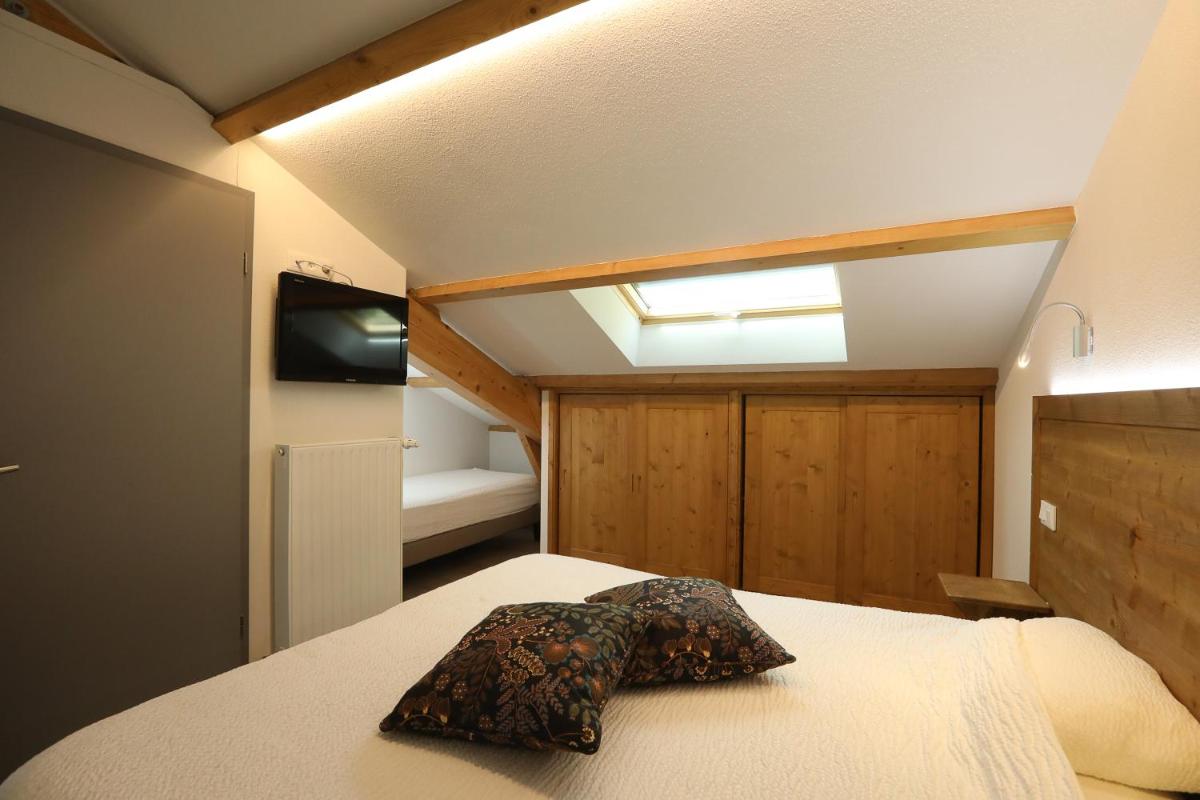 Un ou plusieurs lits dans un hébergement de l'établissement Logis Hotel Spa Restaurant Le Provence