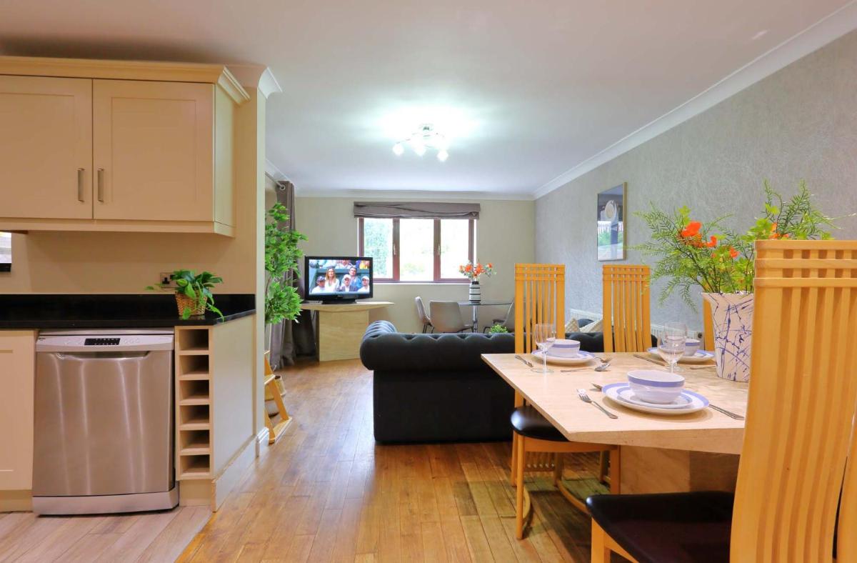 Spacious Dewsbury Home, 8 beds, sleeps 10, Free Parking and Wifi, 3 TVs, Close to motorways - Housity