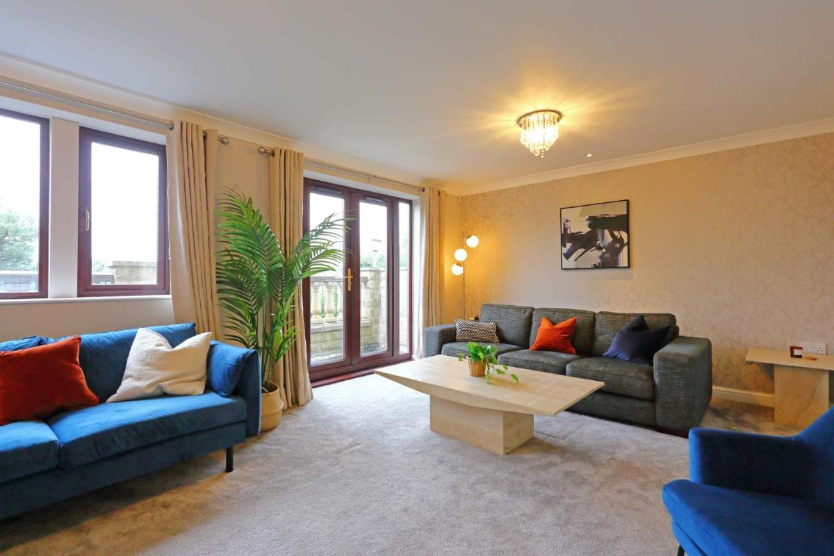 Spacious Dewsbury Home, 8 beds, sleeps 10, Free Parking and Wifi, 3 TVs, Close to motorways - Housity