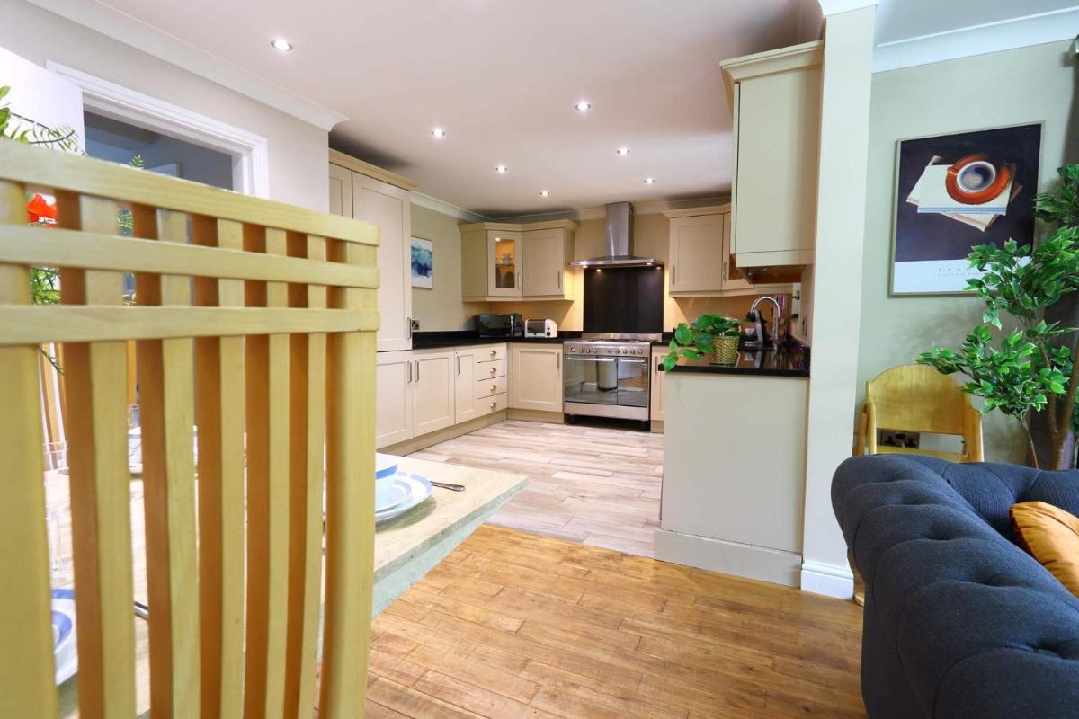Spacious Dewsbury Home, 8 beds, sleeps 10, Free Parking and Wifi, 3 TVs, Close to motorways - Housity