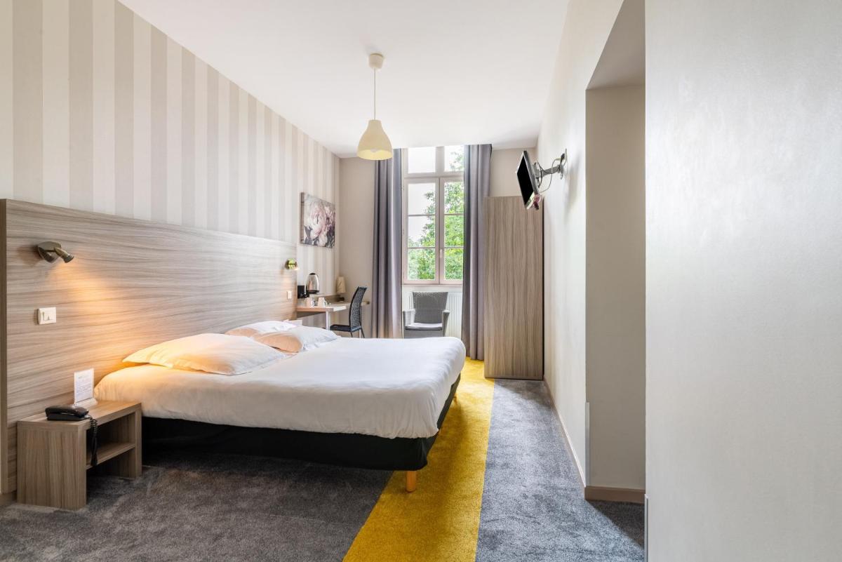 Un ou plusieurs lits dans un hébergement de l'établissement Brit Hotel Spa Le Connetable