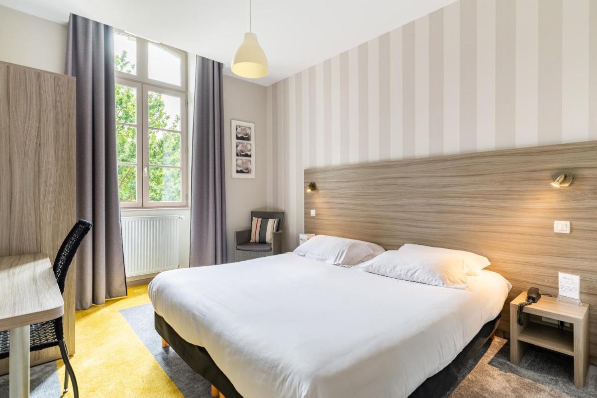 Un ou plusieurs lits dans un hébergement de l'établissement Brit Hotel Spa Le Connetable