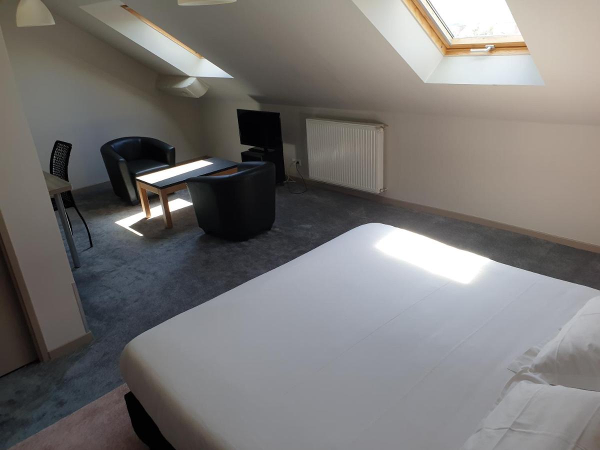 Un ou plusieurs lits dans un hébergement de l'établissement Brit Hotel Spa Le Connetable